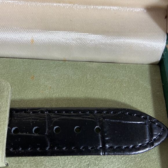 Gucci watch leather strap gold Roman numeral EUC - Picture 8 of 13